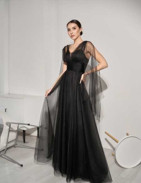 Чёрное атласное платье с фатиновой накидкой