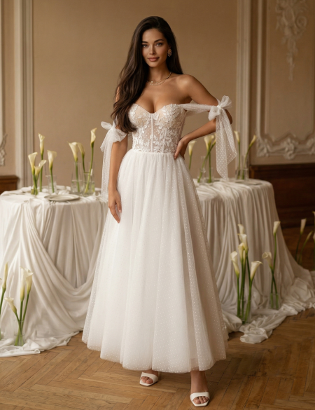 Белое платье миди А-силуэта с кружевным корсетом и воздушными рукавами-бантами