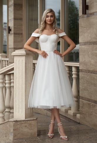 Белое платье миди с фатиновой юбкой и глитерным верхом, с жемчужным поясом