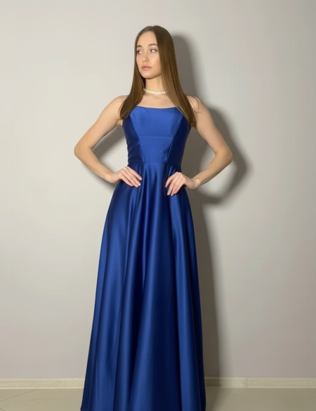 Синее атласное платье с закрытым верхом