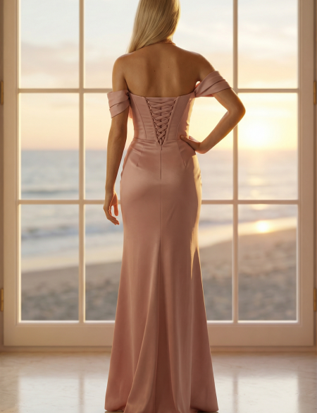 Пудровое атласное платье по фигуре с разрезом на ноге