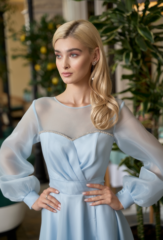 Голубое платье из органзы с длинными рукавами и разрезом на ноге