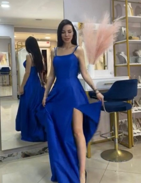 Тёмно-синее атласное платье с закрытым верхом