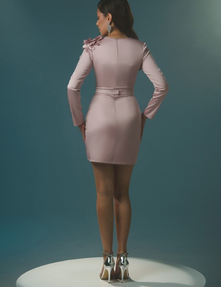 Пудровое платье мини по фигуре с длинными рукавами