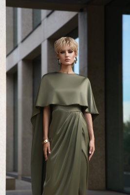 Оливковое платье с кейпом