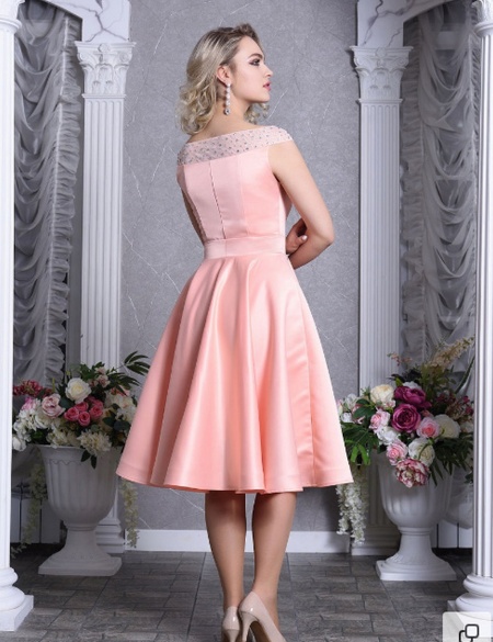 Персиковое атласное платье с брошью на талии