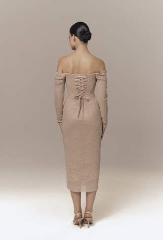 Бежевое блестящее платье миди с разрезом и рукавами