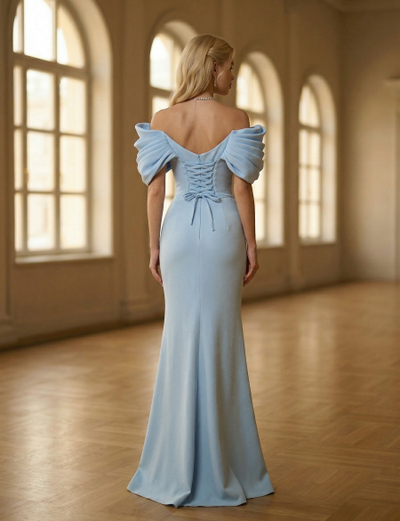 Голубое платье по фигуре с разрезом на ноге и объёмными спущенными плечами