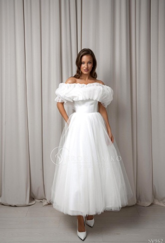 Белое платье миди с фатиновой оборкой