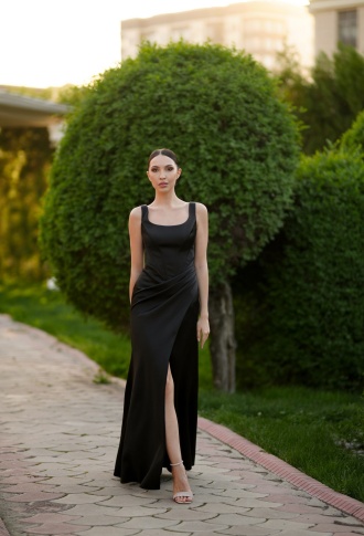 Черное платье с корсетным верхом и разрезом на ноге Черное платье с корсетным верхом и разрезом на ноге