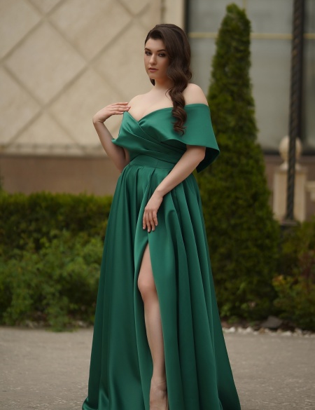 Изумрудное атласное платье с разрезом на ноге и спущенными плечами