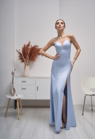 Голубое атласное платье с фатиновой накидкой