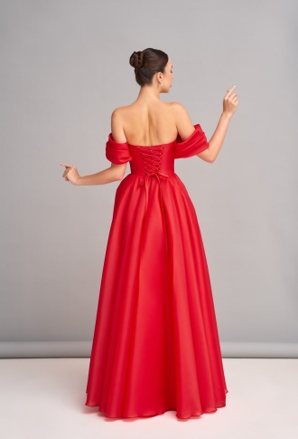 Красное платье со спущенными плечами и разрезом на ноге а-силуэт