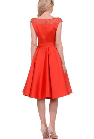 Красное атласное платье с брошью на талии