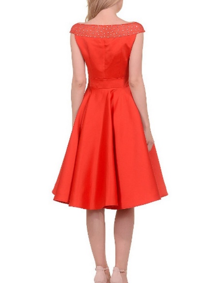 Красное атласное платье с брошью на талии