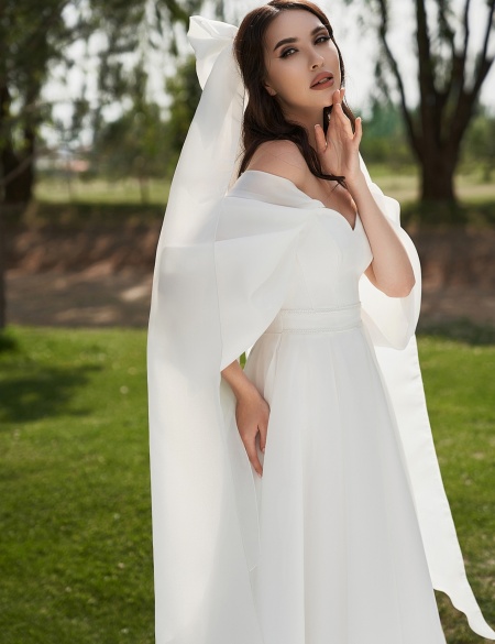 Платье миди из органзы со спущенными плечами и пояском