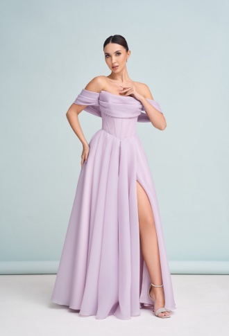 Пудровое платье со спущенными плечами и разрезом на ноге а-силуэт