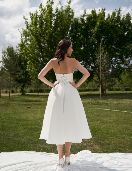 Платье миди из органзы со спущенными плечами и пояском