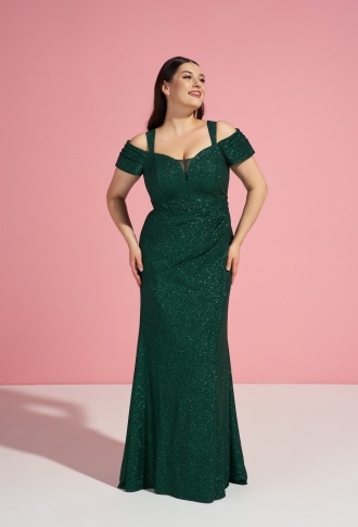 Изумрудное блестящее платье со спущенными плечами и разрезом на ноге