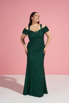 Изумрудное блестящее платье со спущенными плечами и разрезом на ноге