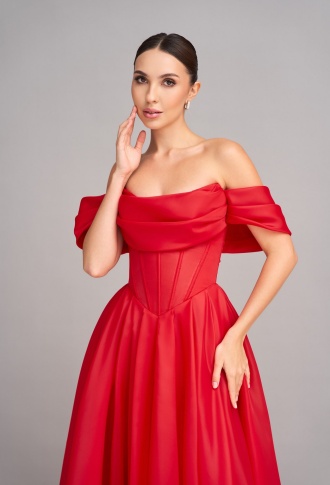 Красное платье со спущенными плечами и разрезом на ноге а-силуэт