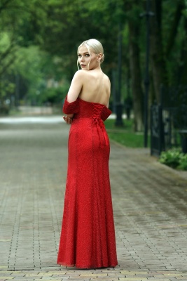 Красное блестящее платье по фигуре с разрезом на ноге и спущенными плечами