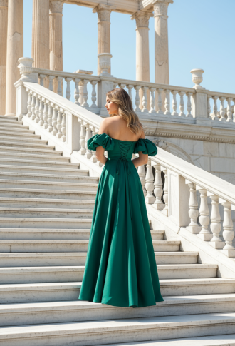 Изумрудное атласное платье на выпускной со спущенными плечами