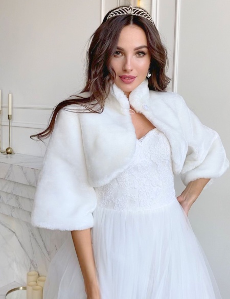 Короткая шубка с воротником стойка, расклешенные рукава 3/4