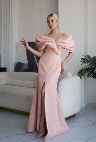 Пудровое платье по фигуре с разрезом на ноге и объёмными спущенными плечами