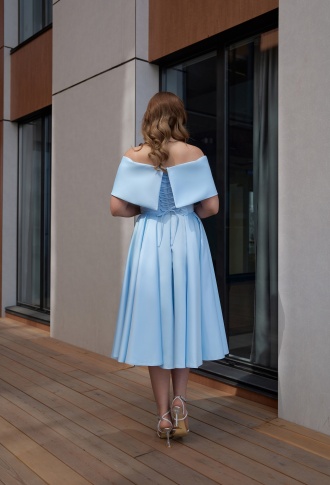 Голубое атласное платье миди со спущенными плечами