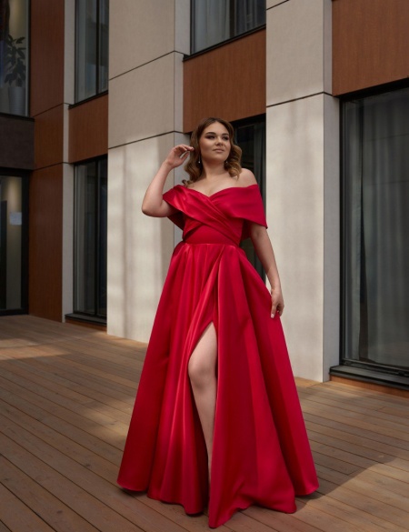 Красное атласное платье с разрезом на ноге и спущенными плечами