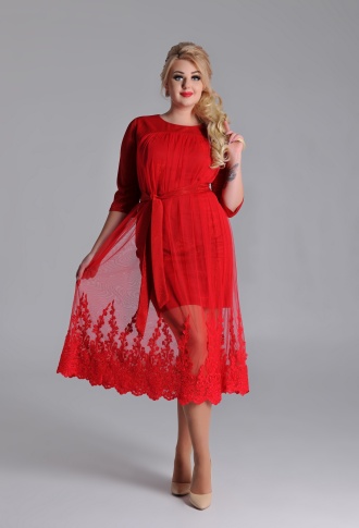 Красное блестящее платье с кружевом на юбке и рукавом 3\4