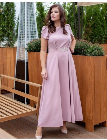 Платье по фигуре с небольшим рукавом и брошь на талии - пудра