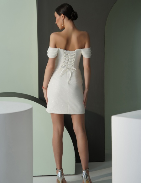 Белое блестящее платье мини