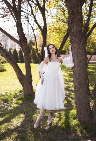 Белое блестящее платье миди с рукавами и пояском