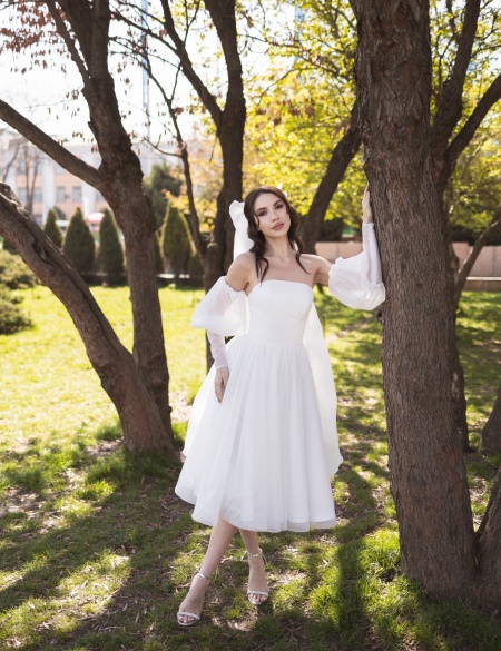 Белое блестящее платье миди с рукавами и пояском