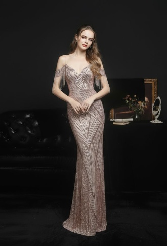 Золотое платье из пайеток со спущенными плечами и бусинами