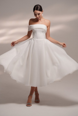 Белое платье миди из органзы со спущенными плечами