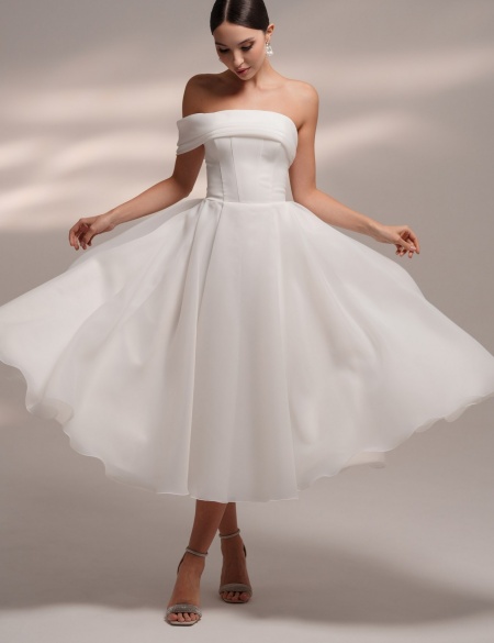 Белое платье миди из органзы со спущенными плечами