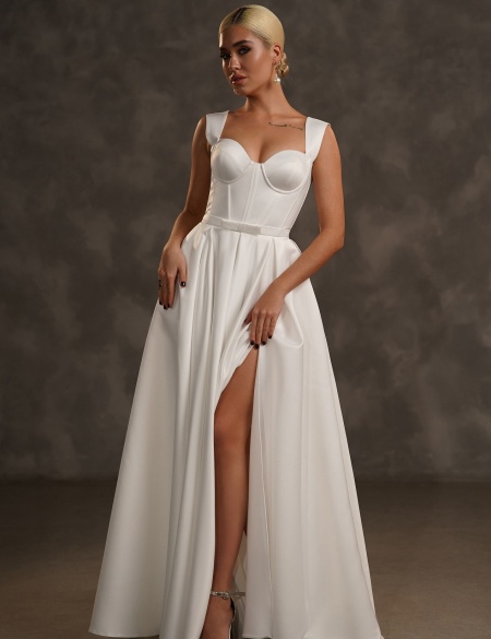 Белое атласное платье на бретельках с разрезом на ноге