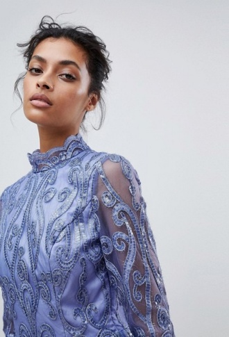 Сиреневое платье с длинными рукавами и горловина стойка