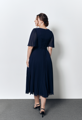 Темно-синее платье миди с плиссированной юбкой и рукавами-крылышками