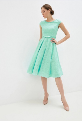 Бирюзовое кружевное платье с поясом из страз и бантиком