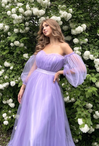 Лавандовое фатиновое платье с пышными рукавами