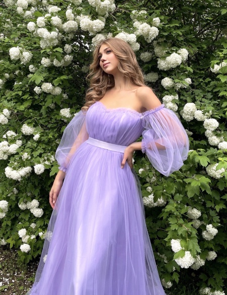 Лавандовое фатиновое платье с пышными рукавами