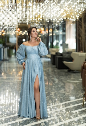 Голубое блестящее платье с разрезом на ноге и длинными рукавами - Уценка