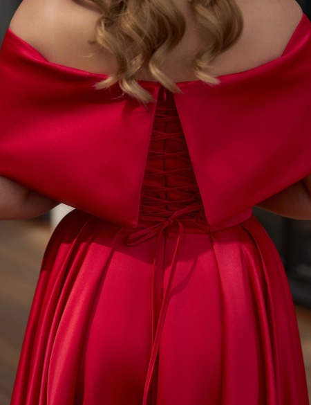 Красное атласное платье с разрезом на ноге и спущенными плечами