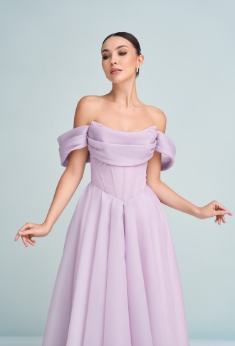 Пудровое платье со спущенными плечами и разрезом на ноге а-силуэт