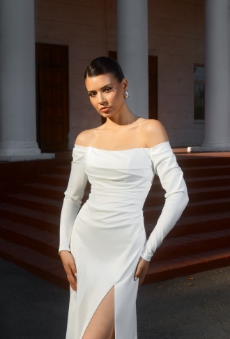 Белое платье с рукавами и разрезом на ноге