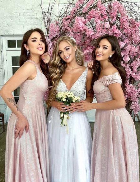 Пудровое блестящее платье